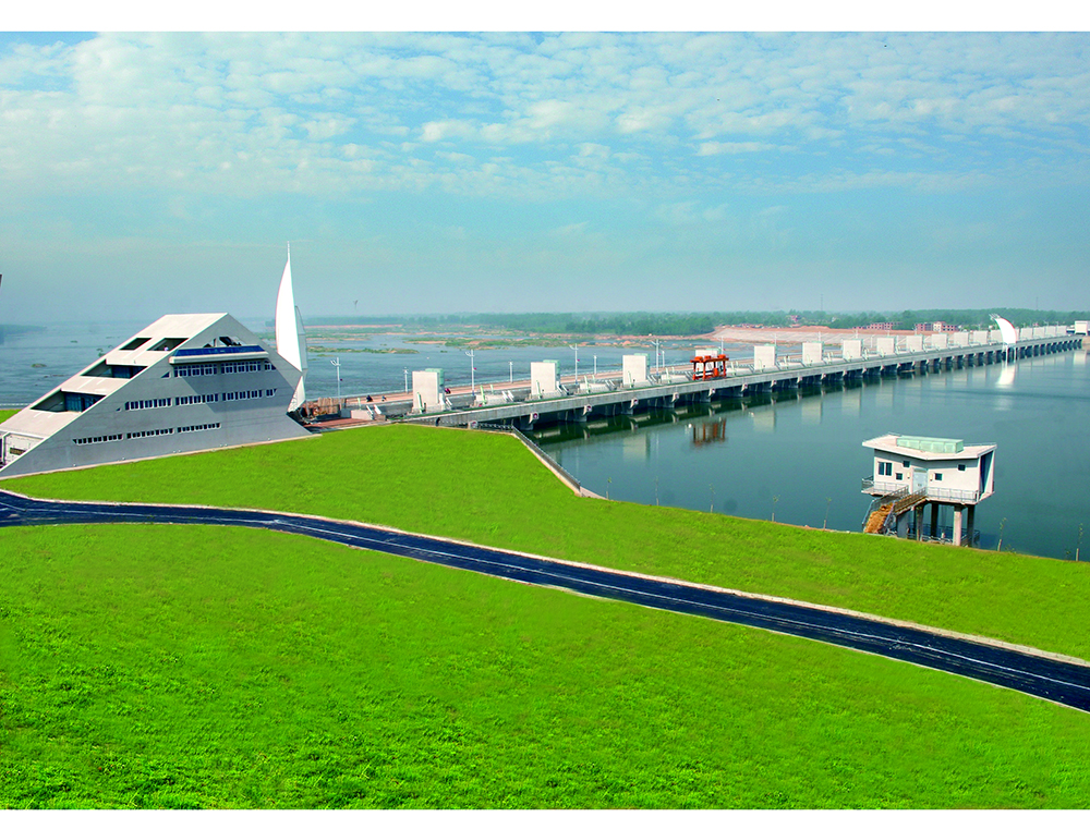 刘家道口枢纽工程：强震区大型表孔弧形闸门，型钢砼锚体弧门支座预应力闸墩