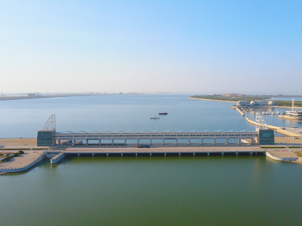 潍坊白浪河防潮闸：建于入海口粉沙质海岸潮下带，与船闸共用边墩，