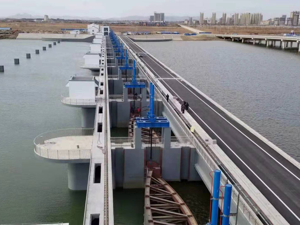 威海香水河挡潮闸，双曲拱弧形结构，获发明专利