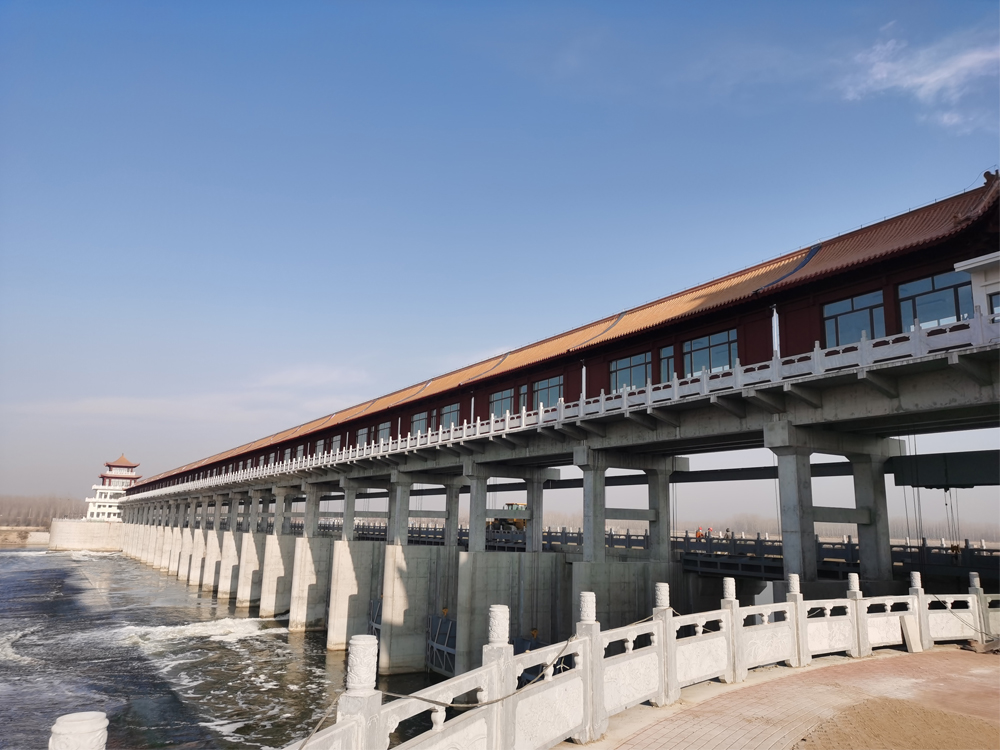 宁阳县堽城坝拦河闸，由钢闸门及钢坝结合的大型水闸